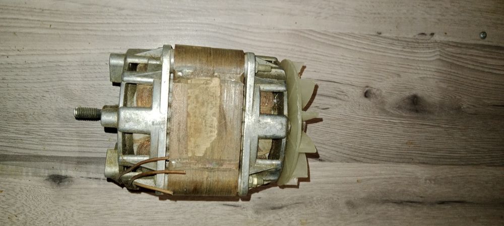 Электр мотор промышленный работает