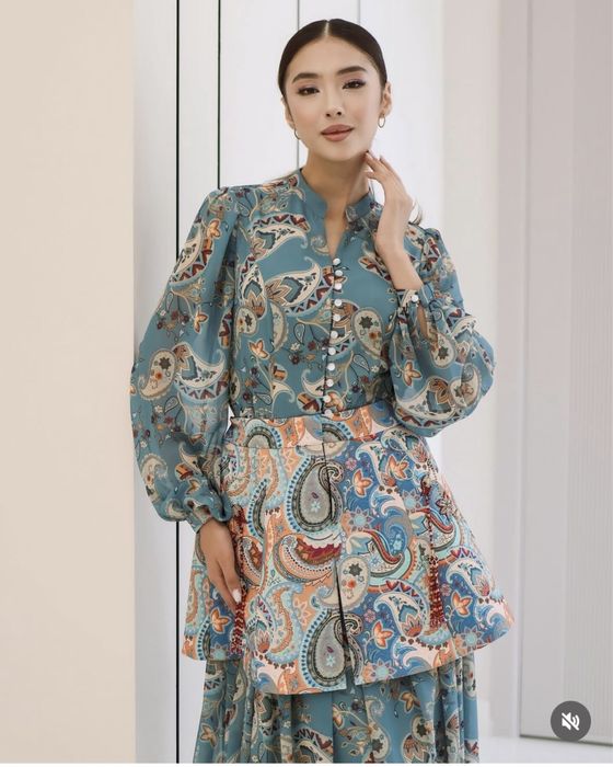 небесно-голубого цвета платья