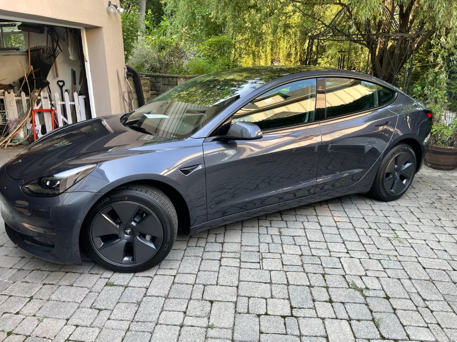 Inchiriez Tesla Model 3