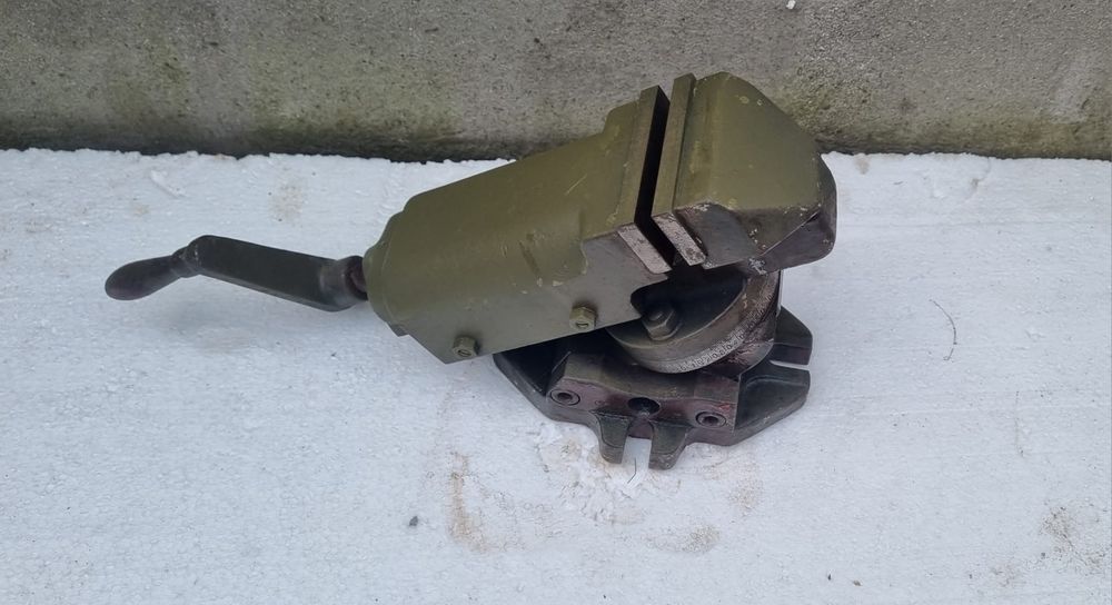 Menghina inclinabila triaxial