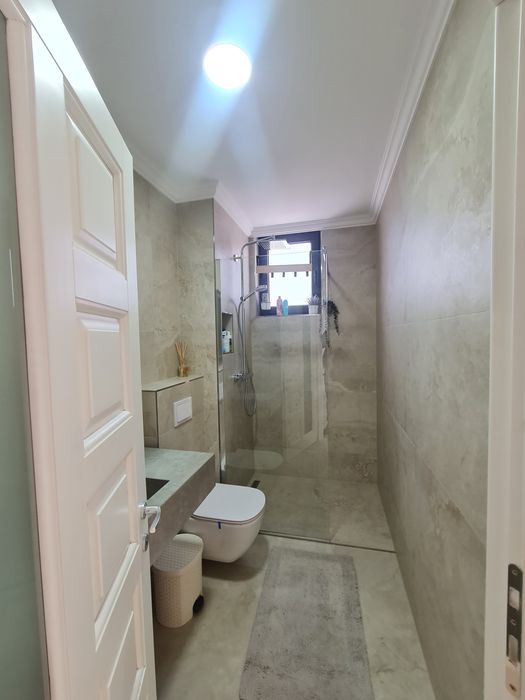 Închiriez apartament cu trei camere mobilat și utilat