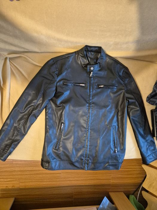 Geacă de bărbați nouă, cu etichetă, stil piele.
Nepurtată.