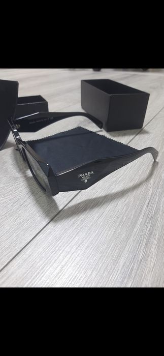 Vând ochelari Prada