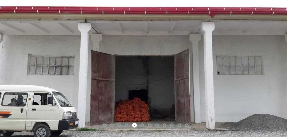 1 gektarlik yer maydoni va 1000 m.kv lik omborxona srochna sotiladi!!!