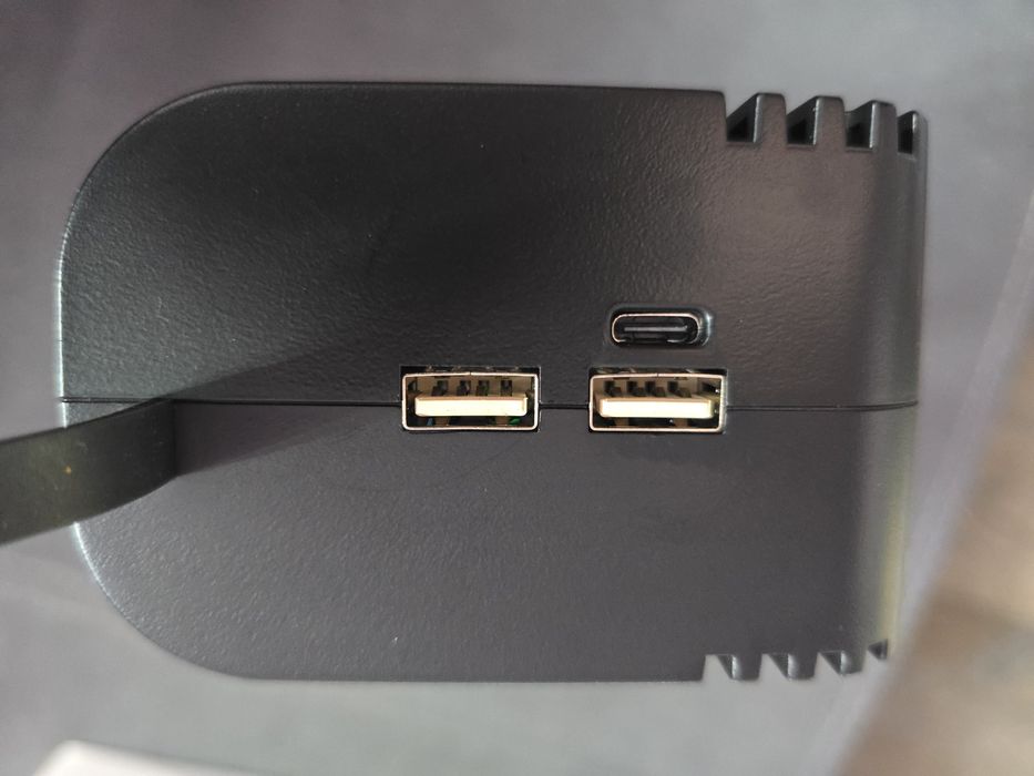 Продавам мобилно стартерно устройство с компресор за помпане на гуми