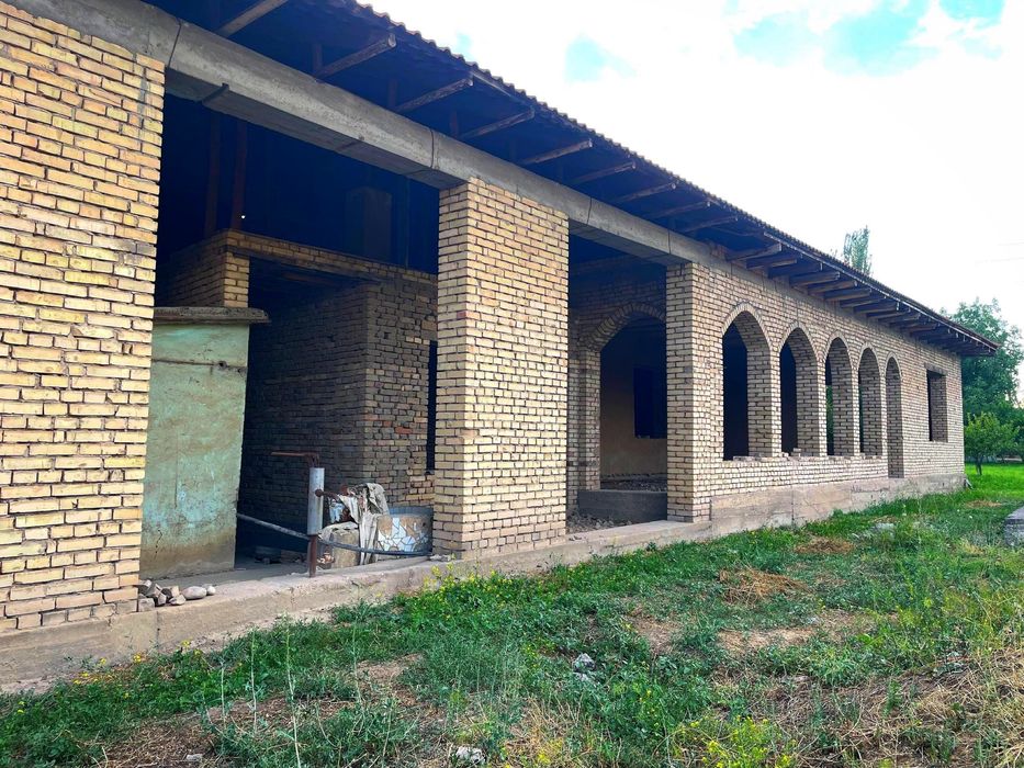 Hovli sotiladi narx kelishilinadi