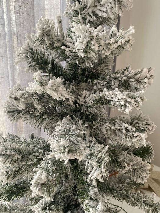 Коледна елха и аксесоари