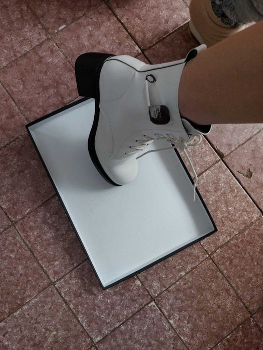 Ghete noi, chic, usoare si confortabile, captusite in interior