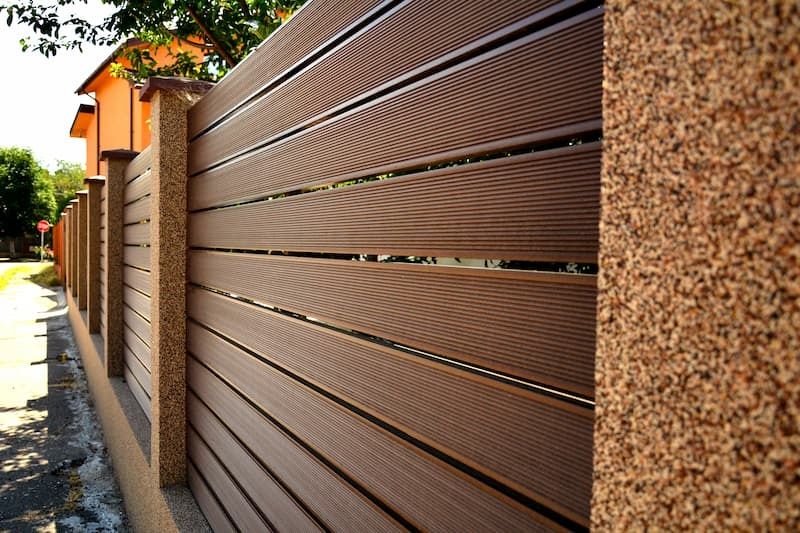 Garduri si porti din panouri stil jaluzele, sipca metalica, tabla cutata, plasa bordurata, fier forjat, BCA sau beton si alte modele disponibile