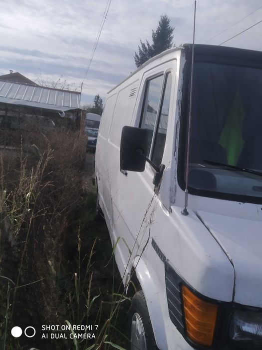 Продавам Бус Мерцедес 210D