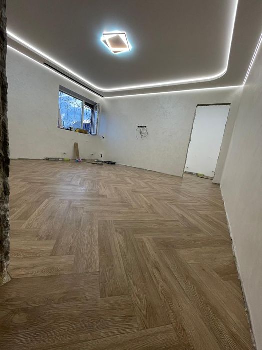 Укладка ламината, монтаж плинтуса