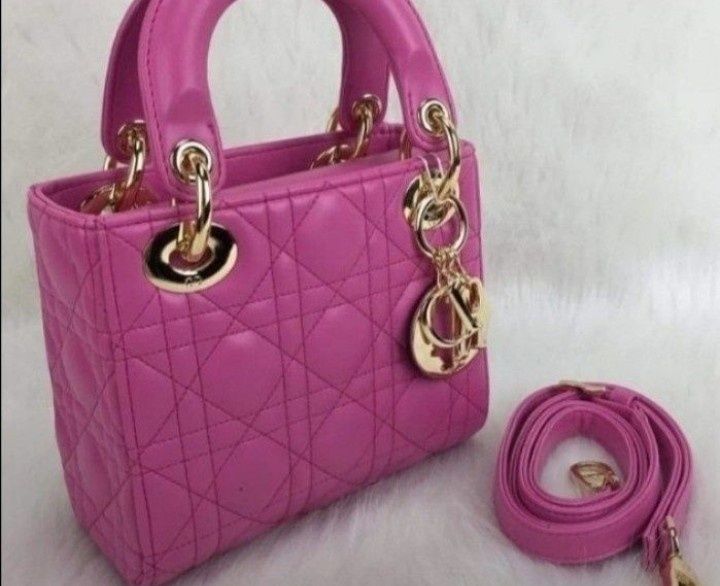 Geanta mini/fuxia/new model, accesorii metalice aurii, saculet, etiche