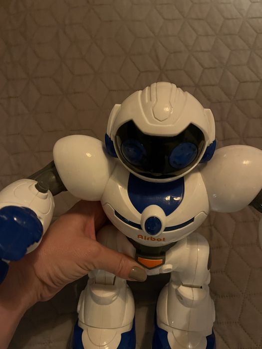 Robot mare cu telecomanda, merge si are ai sunete.