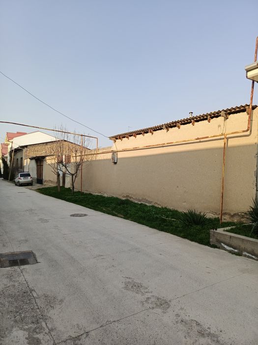 Yer sotiladi zangi ota Tokzor2 mahalada biitonkadan 200 metr kirladi