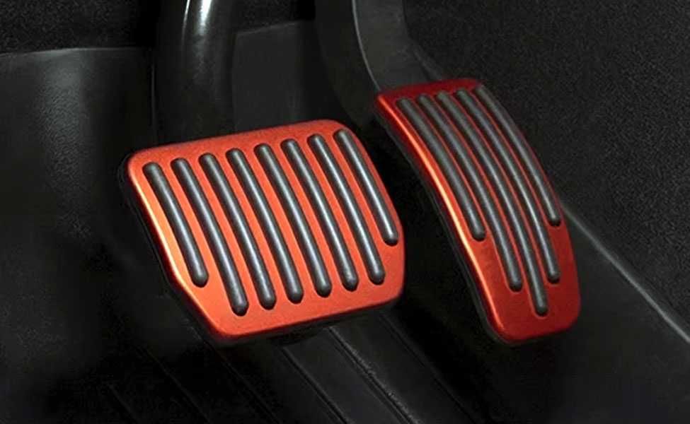 Ornamente metal pedale (argintiu, negre, rosu) - Tesla Model 3 / Y