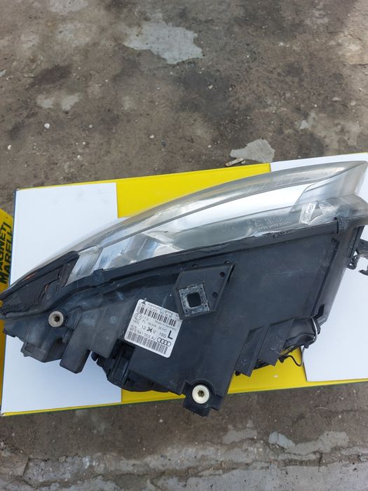 Два броя фарове за ауди А 4 В7