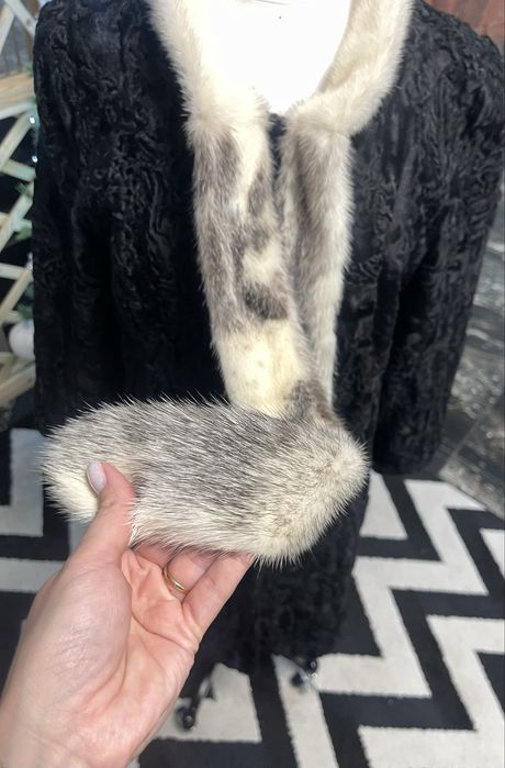 Blana naturala de Astrahan Swakara cu guler de vizon imperial