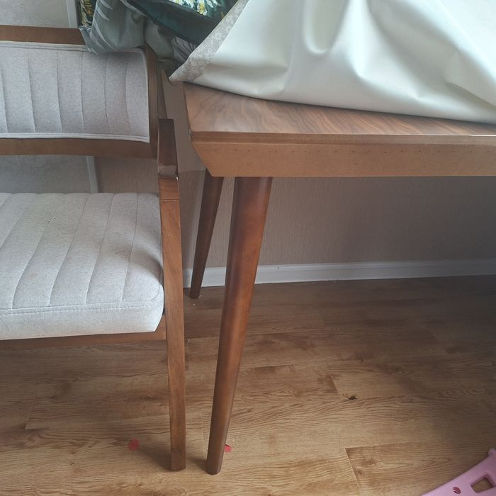 Продаётся стол и 4 стула