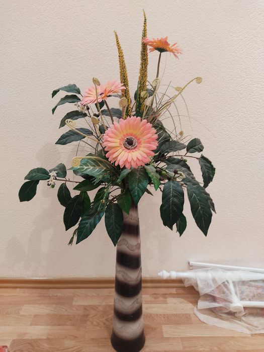 Продам вазу с экибаной