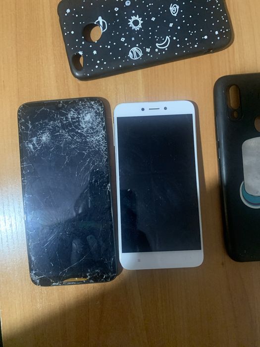 Продам телефона на запчасти.