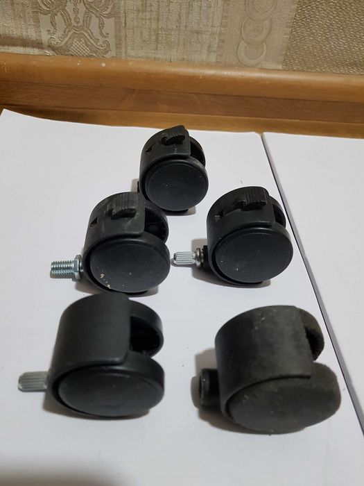 БУ различного размера ролики от мебели чемоданов и сумок