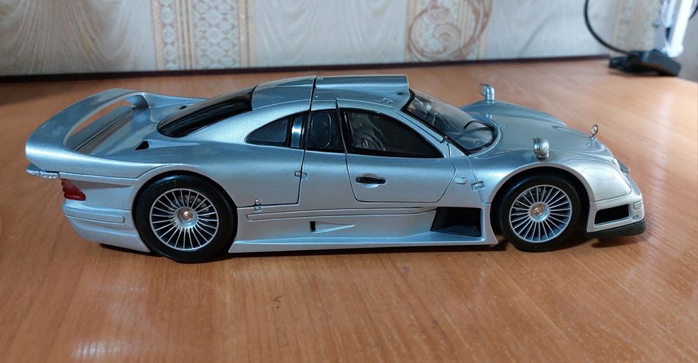 Масштабная модель автомобиля 1-18