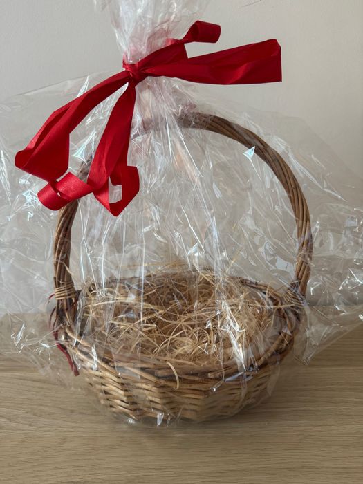 Плетена кошница за подаръци