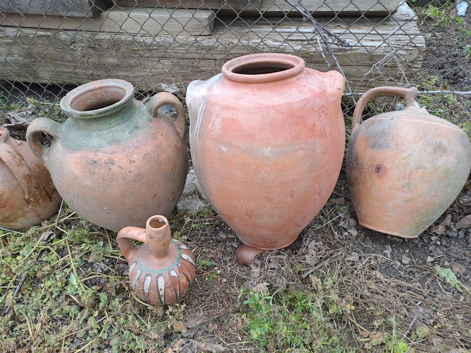 Стари делви, гърнета и стомнички