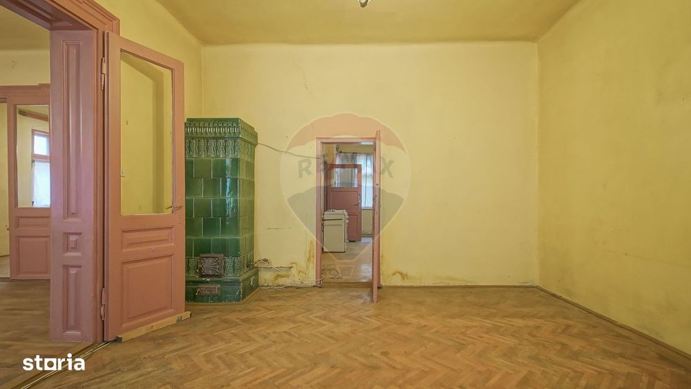 Vilă pe str Alexandru Ioan Cuza, 10 camere, S + P + E, teren 282 mp