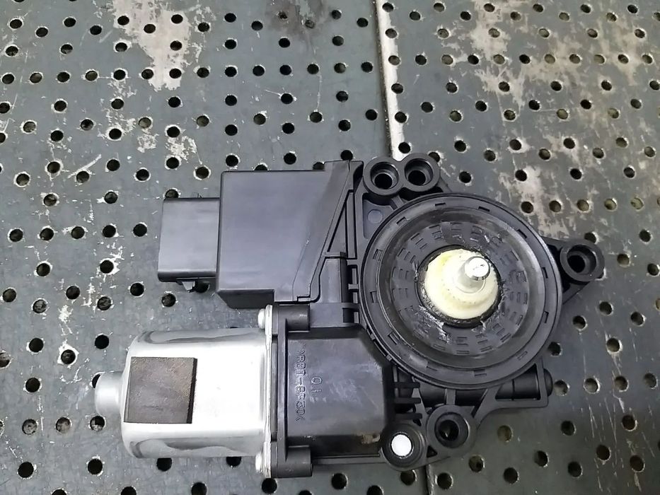 Motoras macara dreapta fata kia ceed 2 jd 82460a2010