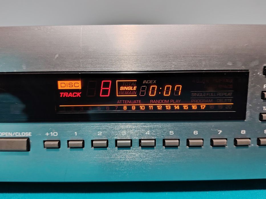 YAMAHA CDX  750E Natural Sound Compact Disc Player