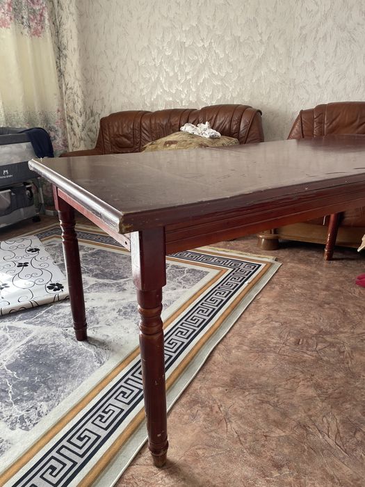 Деревянный стол длинный