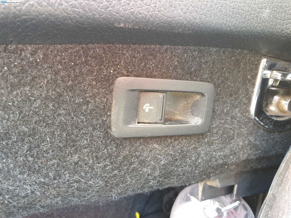 Buton Actionare Cui Carlig Remorcare Tractare Electric Volkswagen Passat B7 Break Combi 2010 - 2015 [K2083]