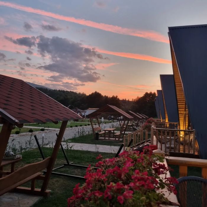 6 Cabane aframe 24 pers rezervare integrala pt Paște