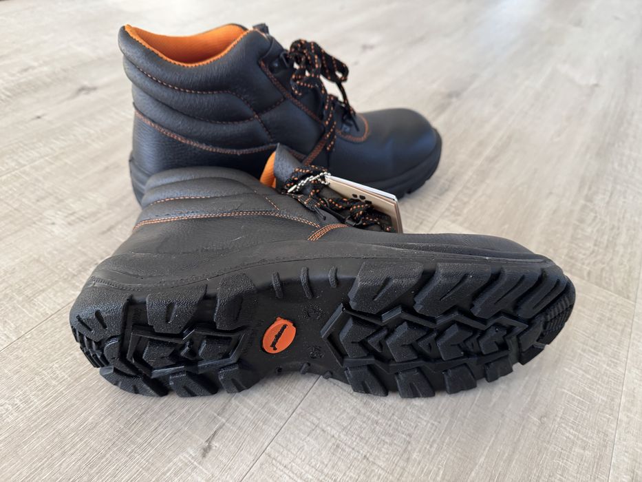 Bocanci cu protectie metalica