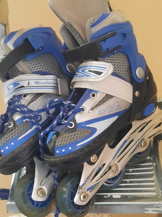 Продам 2 пары роликовых коньков: 1 -красного цвета, 2 - синего цвета