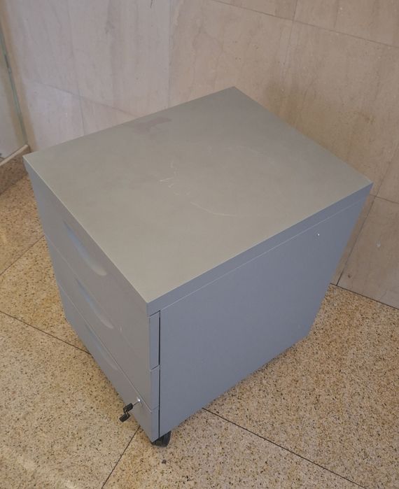 Dulap metalic cu 3 sertare si cheie 200lei