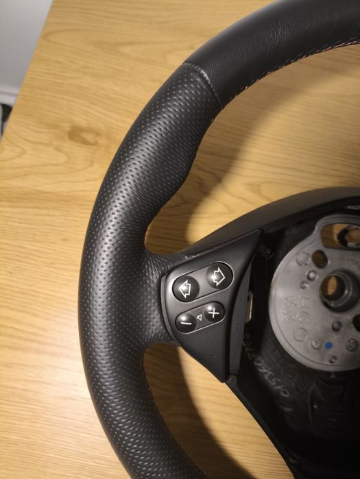 Volan M de BMW e39 custom, cusătură în 3 culori (e46, e38, e36, X5, X3