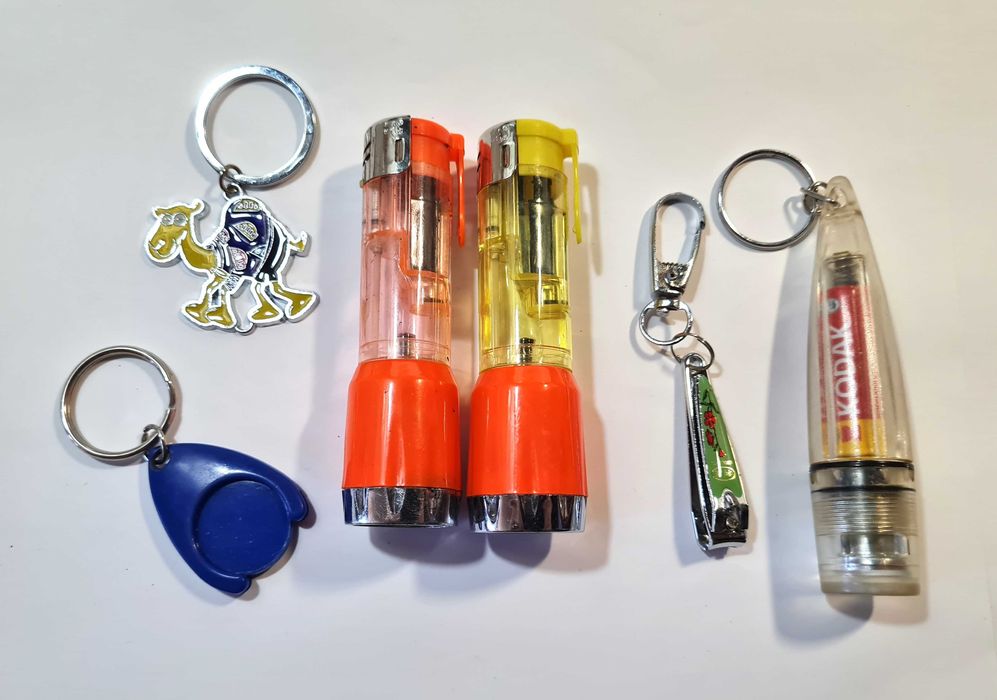 2 brichete + 4 brelocuri (lanterna, unghiera etc)