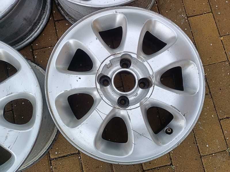 Продам оригинальные легкосплавные диски на Пежо