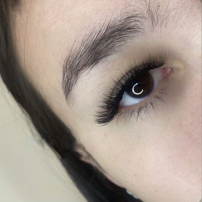 Наращивание ресниц и оформление бровей