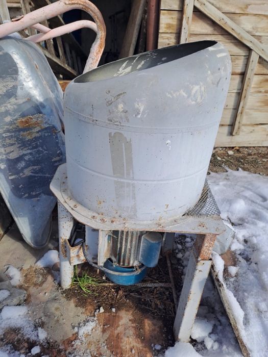 Продаю дробилку зерна в отличном состоянии!