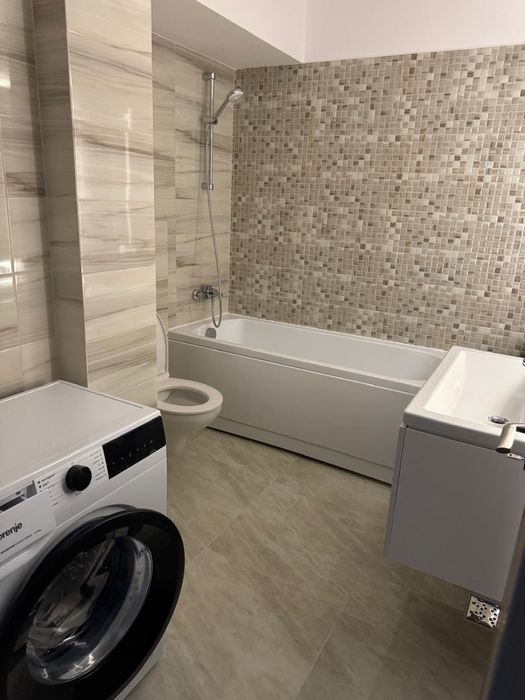 Persoana fizica inchiriez garsoniera spatioasa in complexul Fiald.