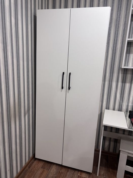 Распашной шкаф белый