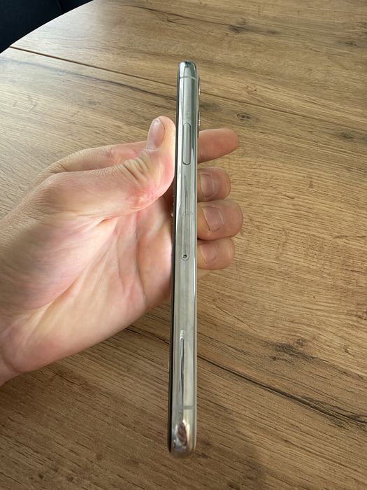 iPhone 11 pro в одих руках