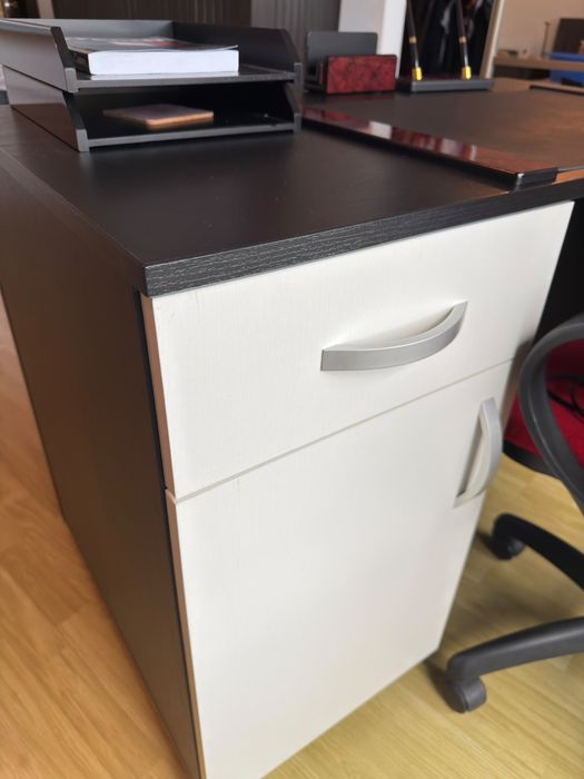 Pachet complet birou executive: Birou wenge/alb + Scaun ergonomic roșu + Set accesorii