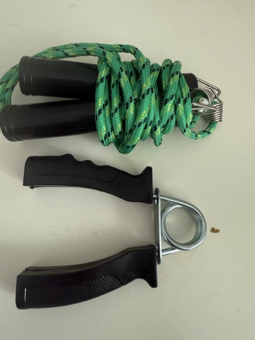 Продам эспандер кистевой и скакалку