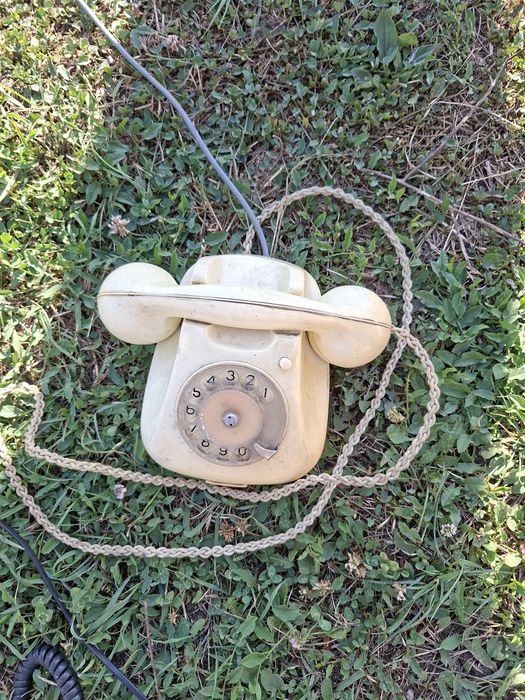 Vand 2 telefoane fixe vechi ,antice