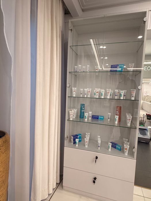 Vitrina iluminata prezentare produse