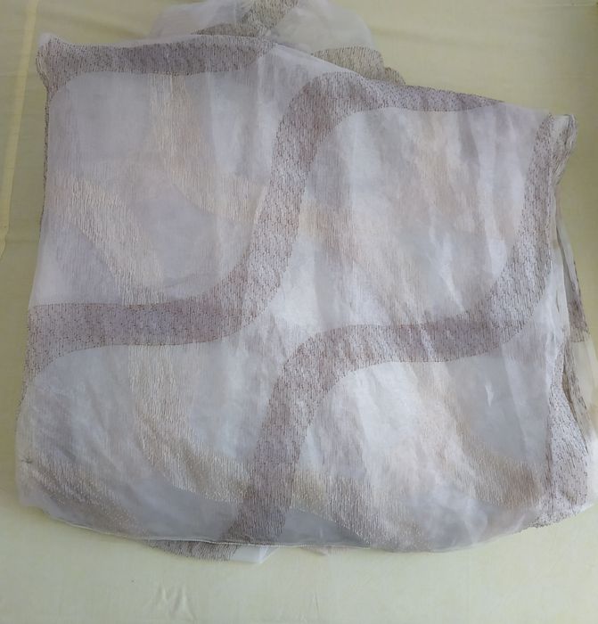 Perdele albe și crem cu figurine cu dimensiuni de 2x2.5 m  6x2.5 m 1.8x2.5 m la diferite preturi 40 50 70 ron,